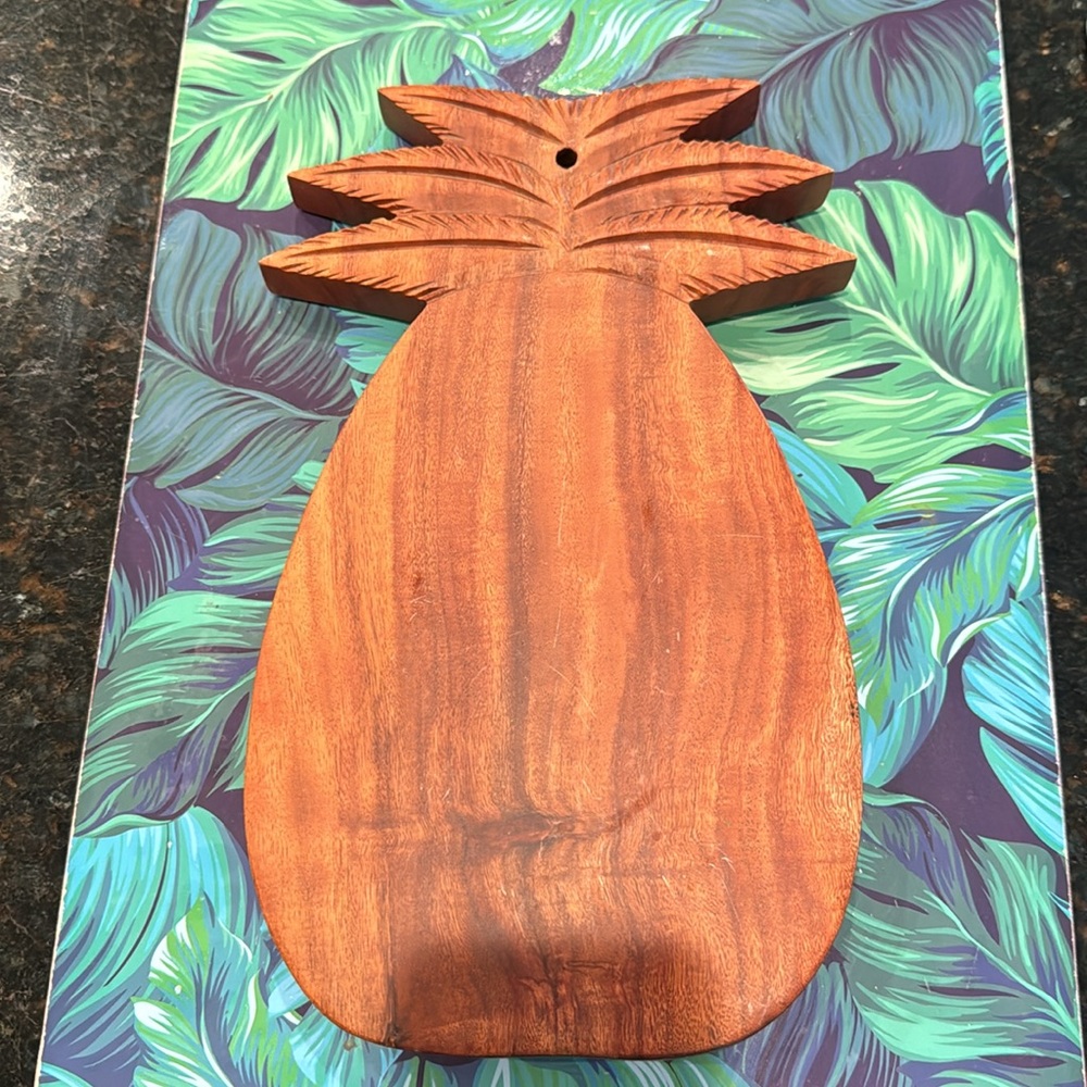 Wood board pineapple shape.